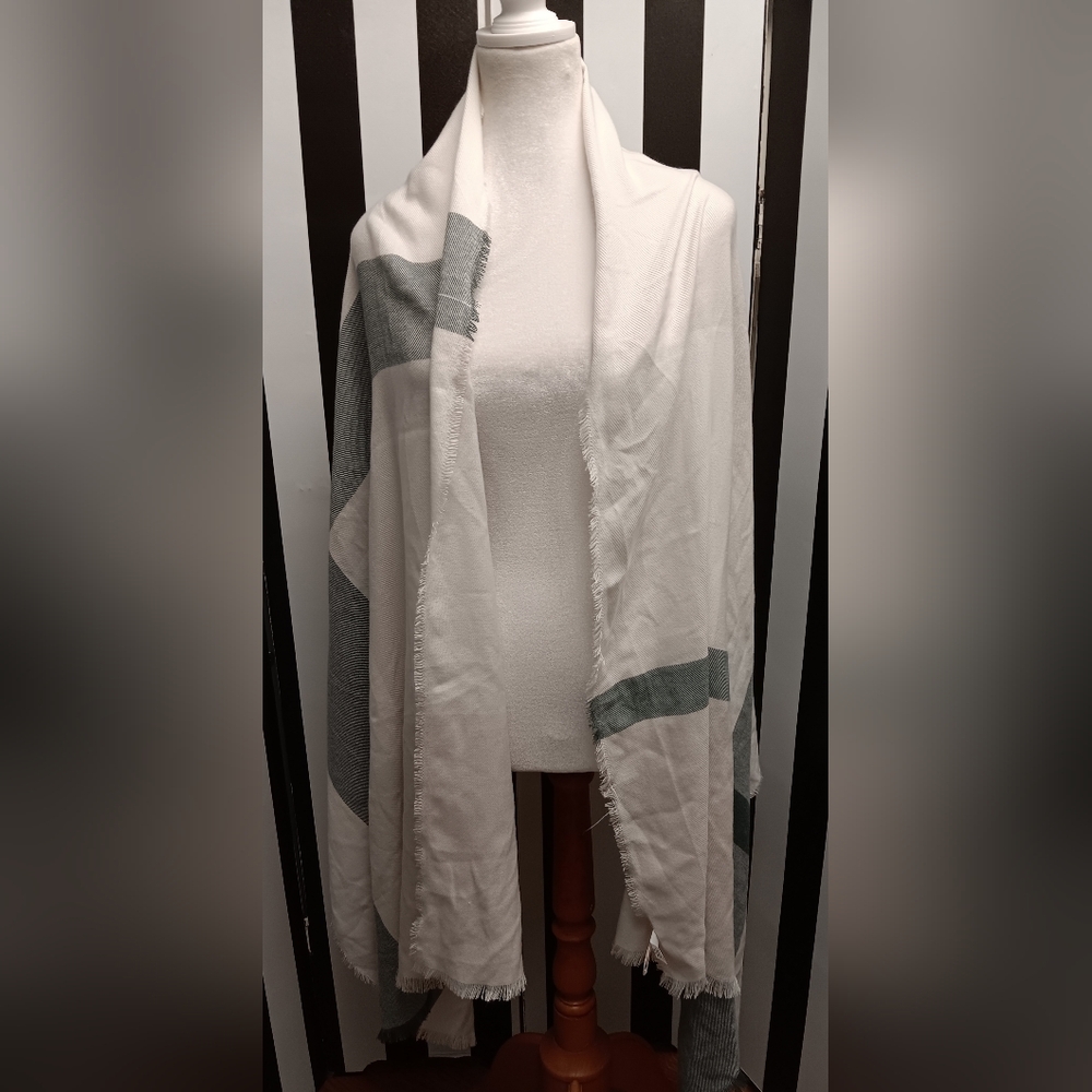 Long rectangular knit scarf